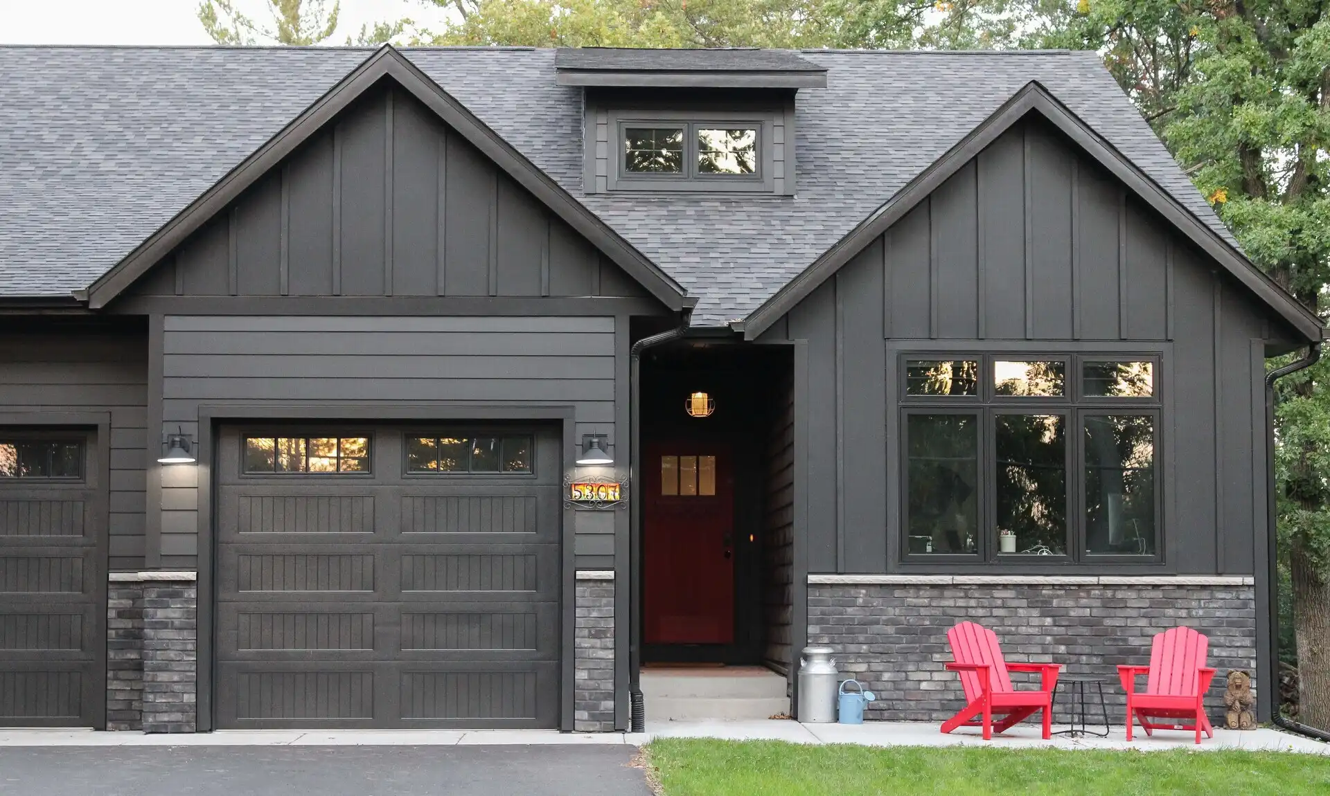 LP SmartSide Abyss black house