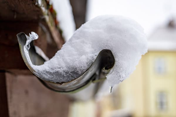 how to keep yours gutters from freezing