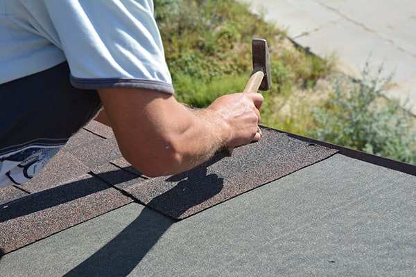 roofing-profesionals-installing-shingles